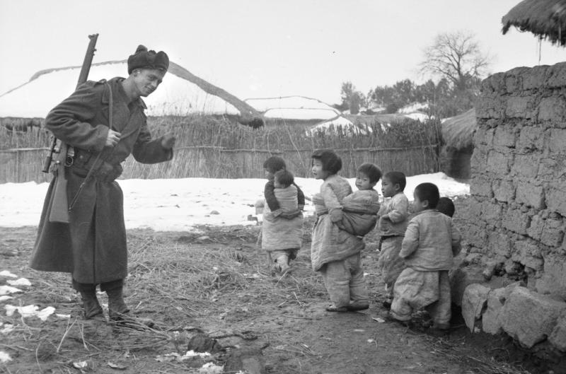 <img typeof="foaf:Image" src="http://statelibrarync.org/learnnc/sites/default/files/images/australian_soldier_korea.jpg" width="1024" height="677" /> <img typeof="foaf:Image" src="http://statelibrarync.org/learnnc/sites/default/files/images/australian_soldier_korea.jpg" width="1024" height="677" />