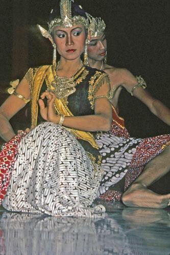 <img typeof="foaf:Image" src="http://statelibrarync.org/learnnc/sites/default/files/images/thai_rama_174.jpg" width="333" height="500" alt="Sita and Rama dancers kneel close together " title="Sita and Rama dancers kneel close together " /> <img typeof="foaf:Image" src="http://statelibrarync.org/learnnc/sites/default/files/images/thai_rama_174.jpg" width="333" height="500" alt="Sita and Rama dancers kneel close together " title="Sita and Rama dancers kneel close together " />